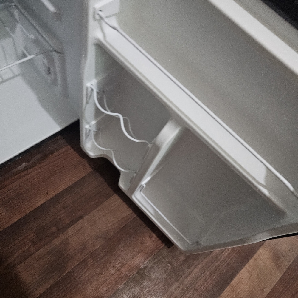 Mini fridge - Picture 4 of 8